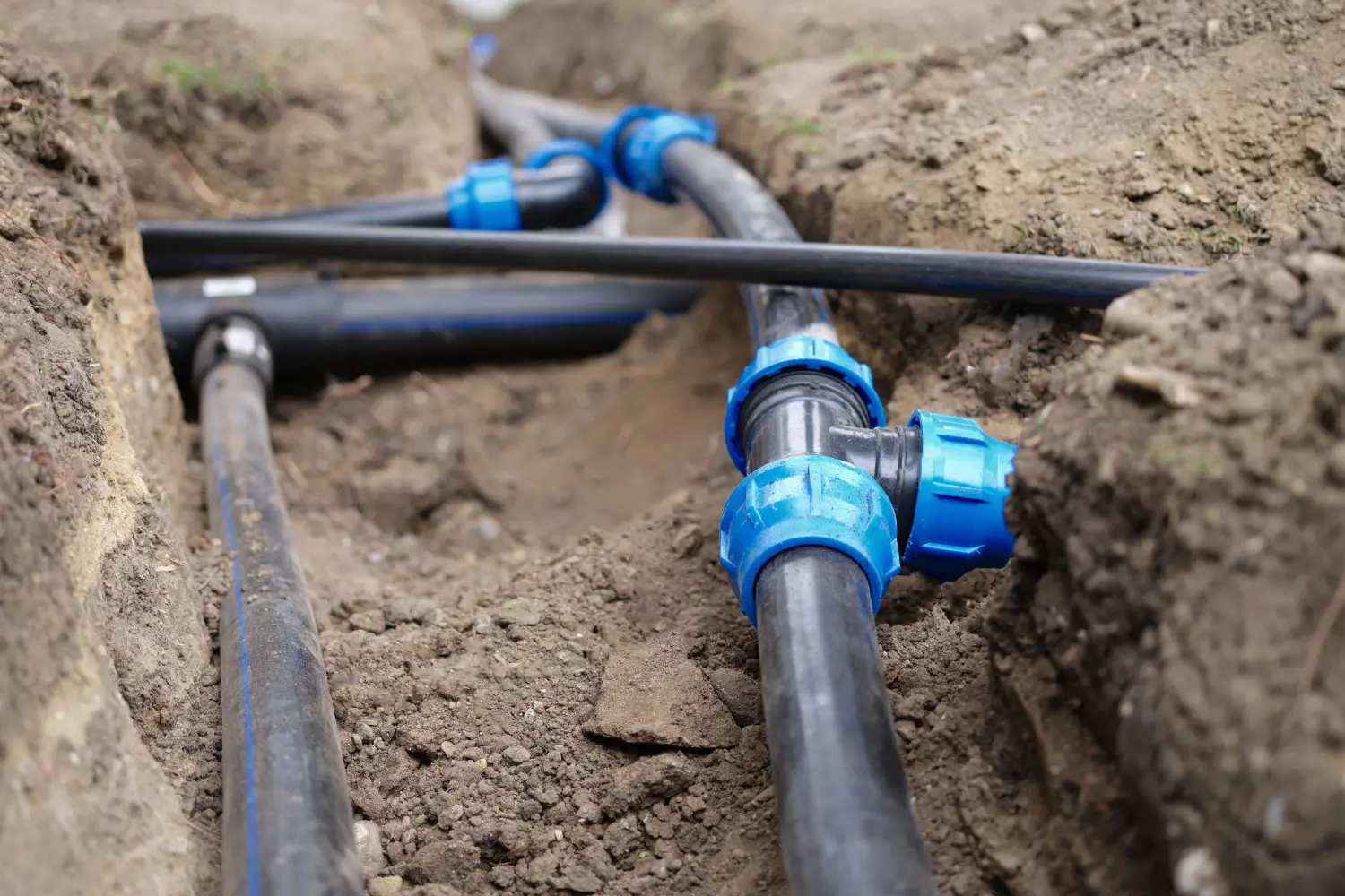 Installation des Rohrleitungssystems im Freien.